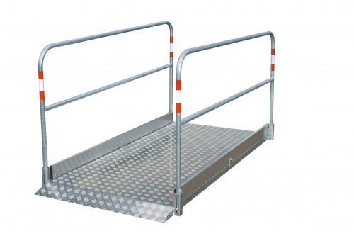 Aluminium trench bridge with base plate of steel